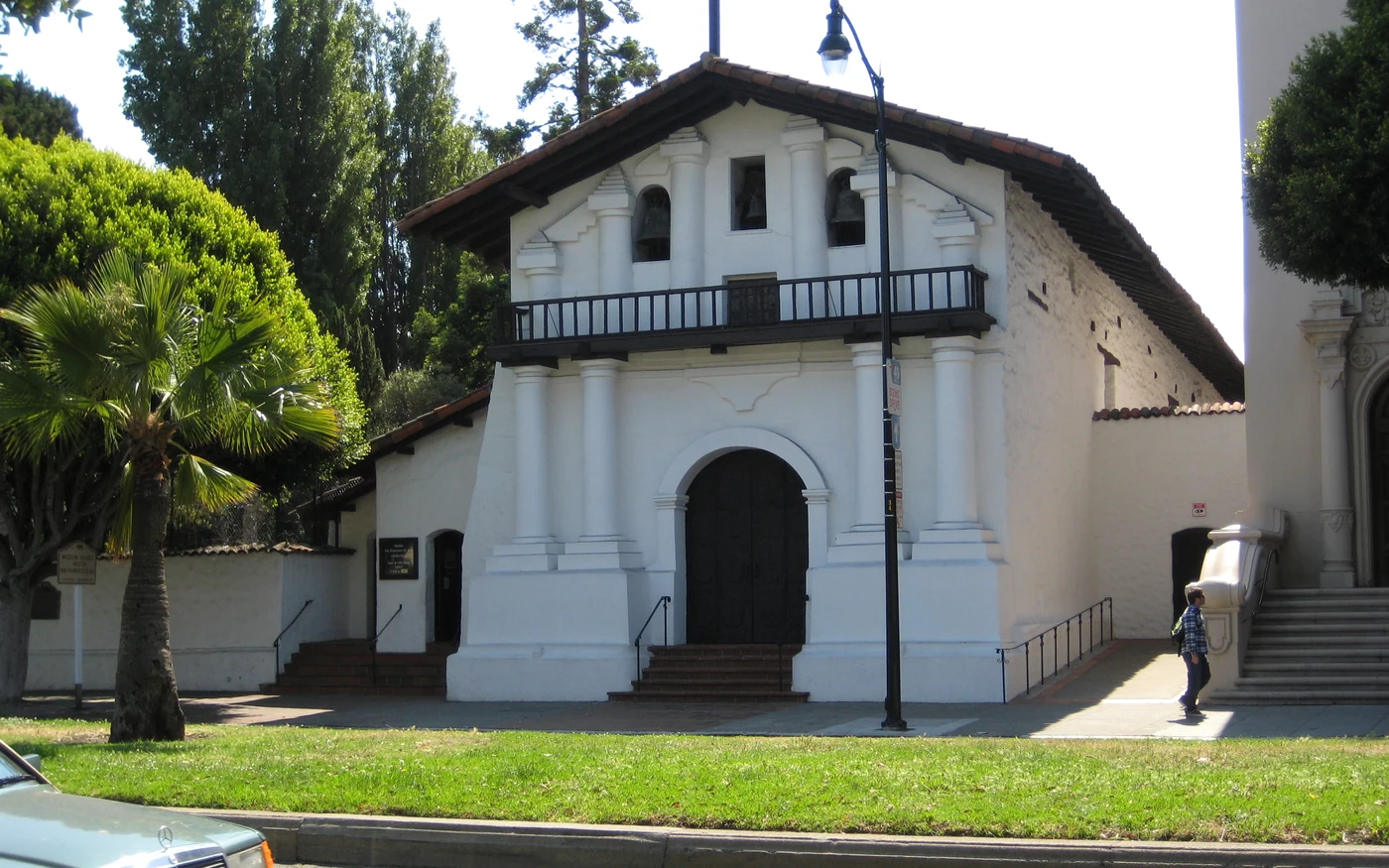 Historic church facade transitioning into point cloud documentation